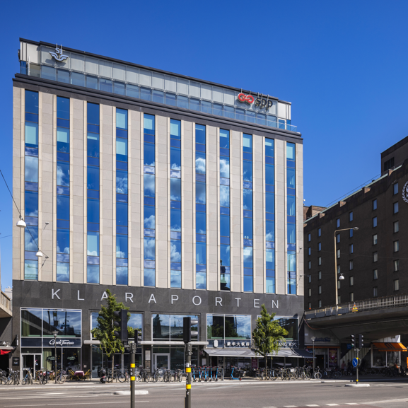 Kontorsbyggnaden Klaraporten i centrala Stockholm under klarblå himmel