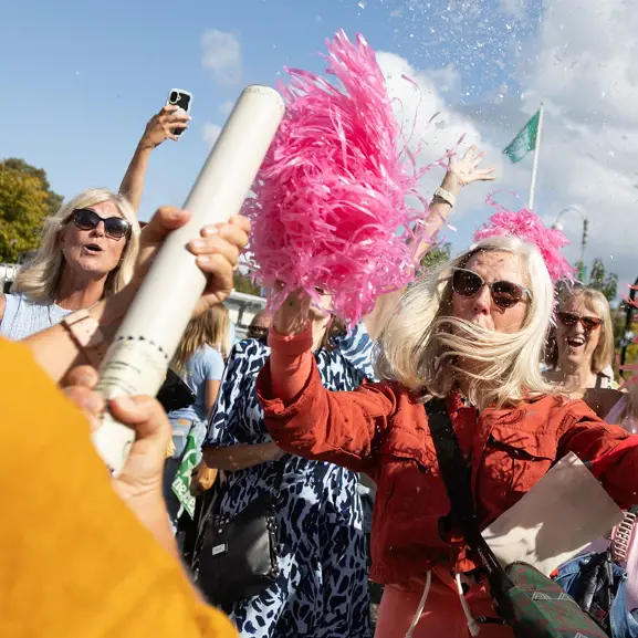 Ann-Britt Edlund på pensionspreimären dansar