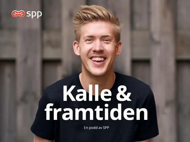 Man i svart T-shirt som ler framför en träbakgrund med texten "Kalle & framtiden". En podcast av SPP