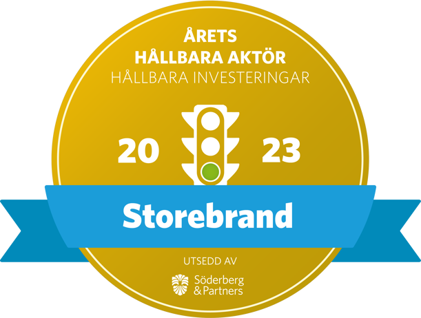 Emblem med texten "Årets Hållbara Aktör, Hållbara Investeringar 2023", och Storebrands logotyp, utdelad av Söderberg & Partners