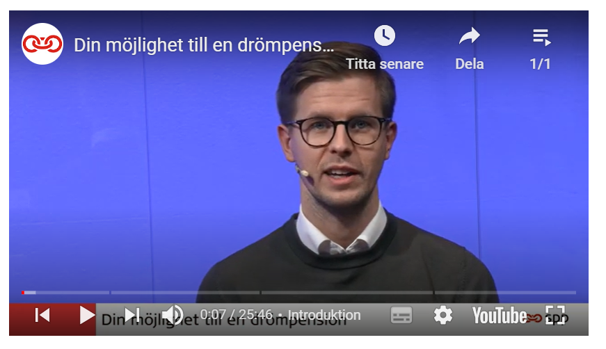 Man med glasögon ger presentation på YouTube om pensioner