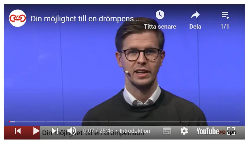 Man med glasögon ger presentation på YouTube om pensioner