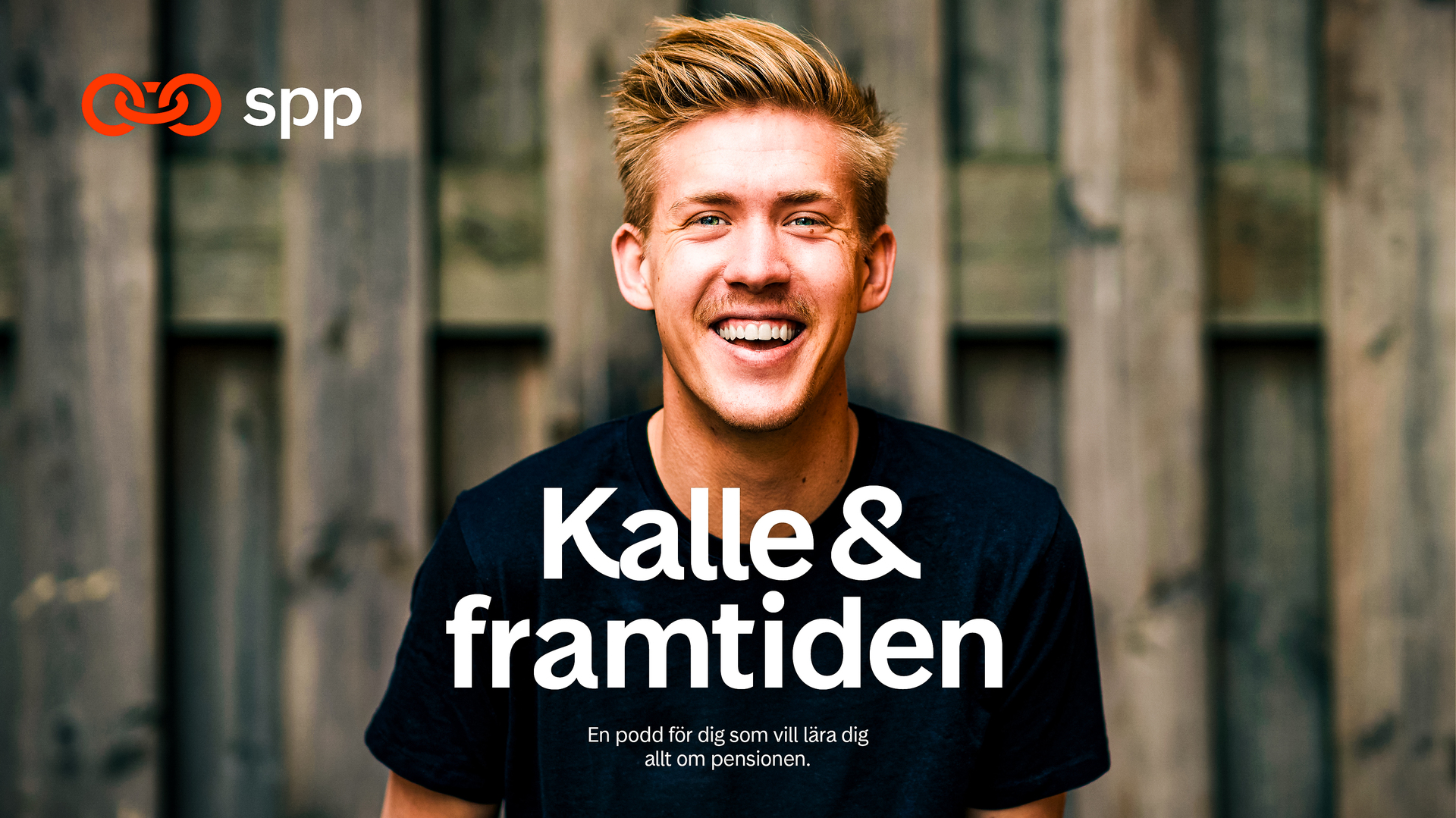 Leende man framför trävägg med texten "Kalle & framtiden", en podd om pensionen, och logotyp för SPP