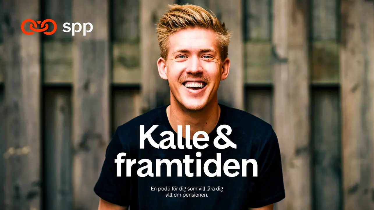 Leende man framför trävägg med texten "Kalle & framtiden", en podd om pensionen, och logotyp för SPP