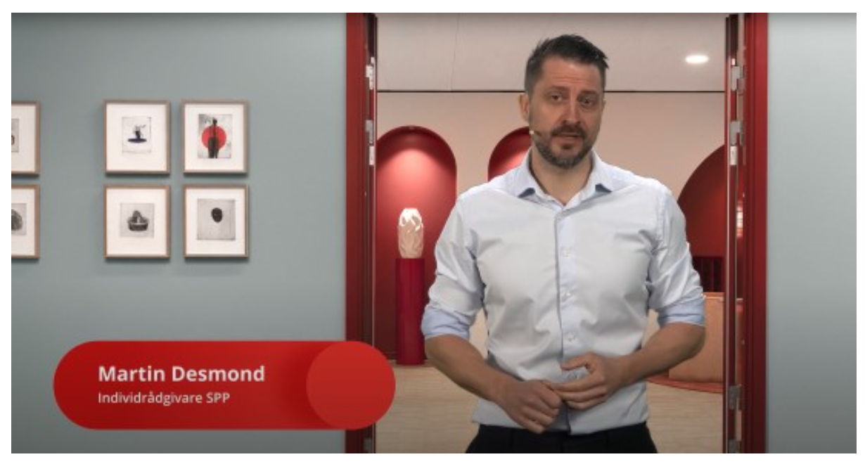 Person i vit skjorta står framför ett galleri; identifieras som individrådgivare på SPP med namnet Martin Desmond. Bakgrunden visar konstverk på en vägg och en modern inredning med röda detaljer