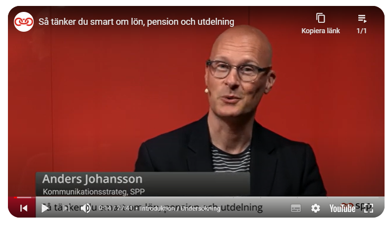 Man i glasögon och svart kavaj talar i en video om smarta beslut kring lön, pension och utdelning
